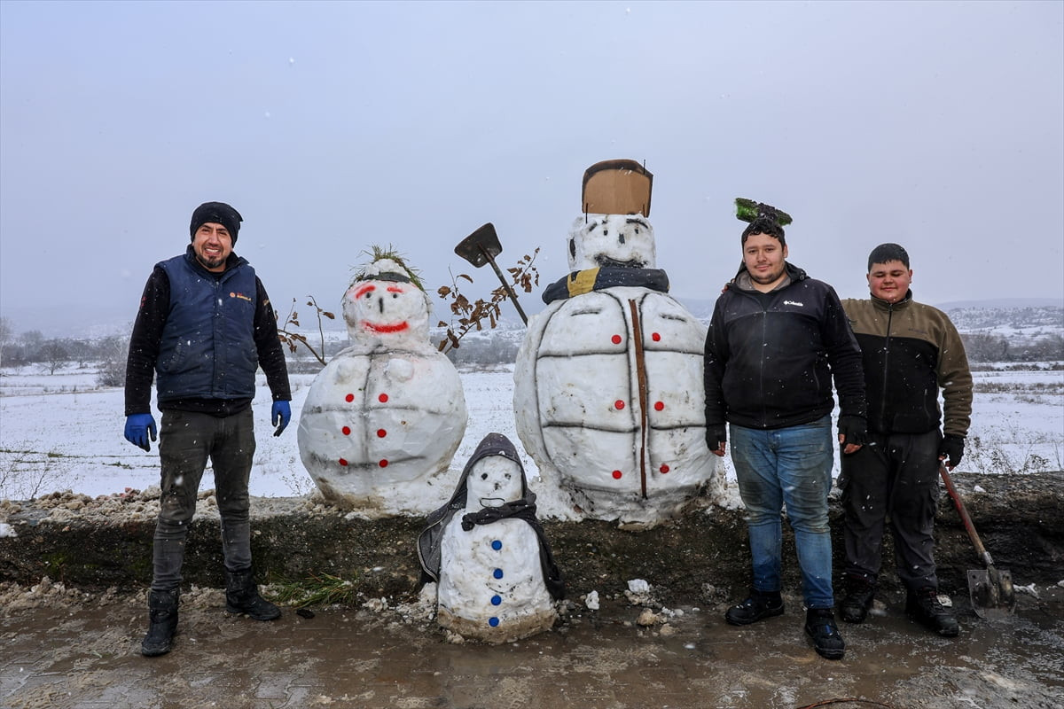 Kastamonu'nun Taşköprü ilçesinde etkili olan kar yağışının ardından sanayi esnafı kardan adam...