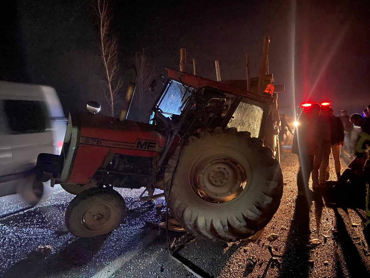 Kastamonu'nun Taşköprü ilçesinde odun yüklü traktör ile cipin çarpıştığı kazada 3 kişi...