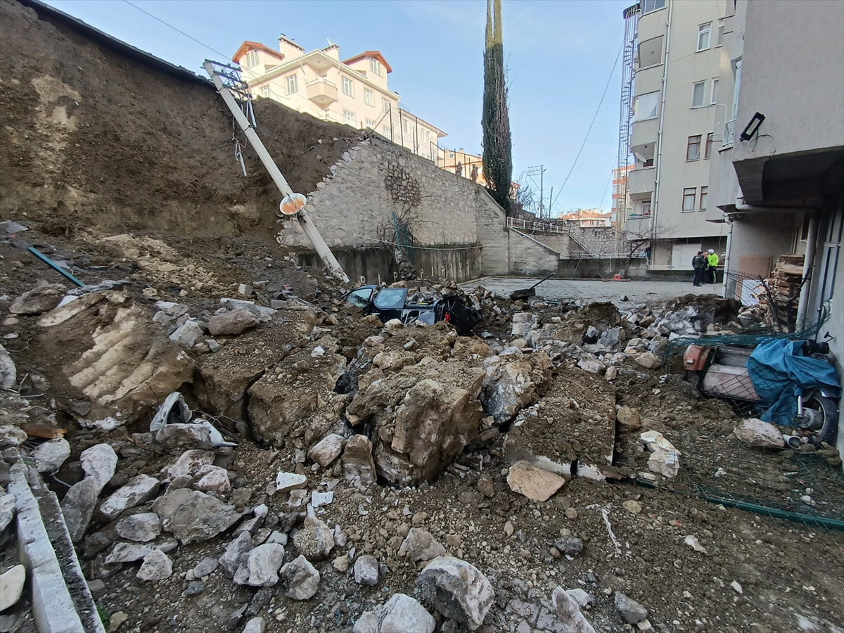 Kastamonu'nun Tosya ilçesinde 7 otomobil çöken istinat duvarının altında kaldı.