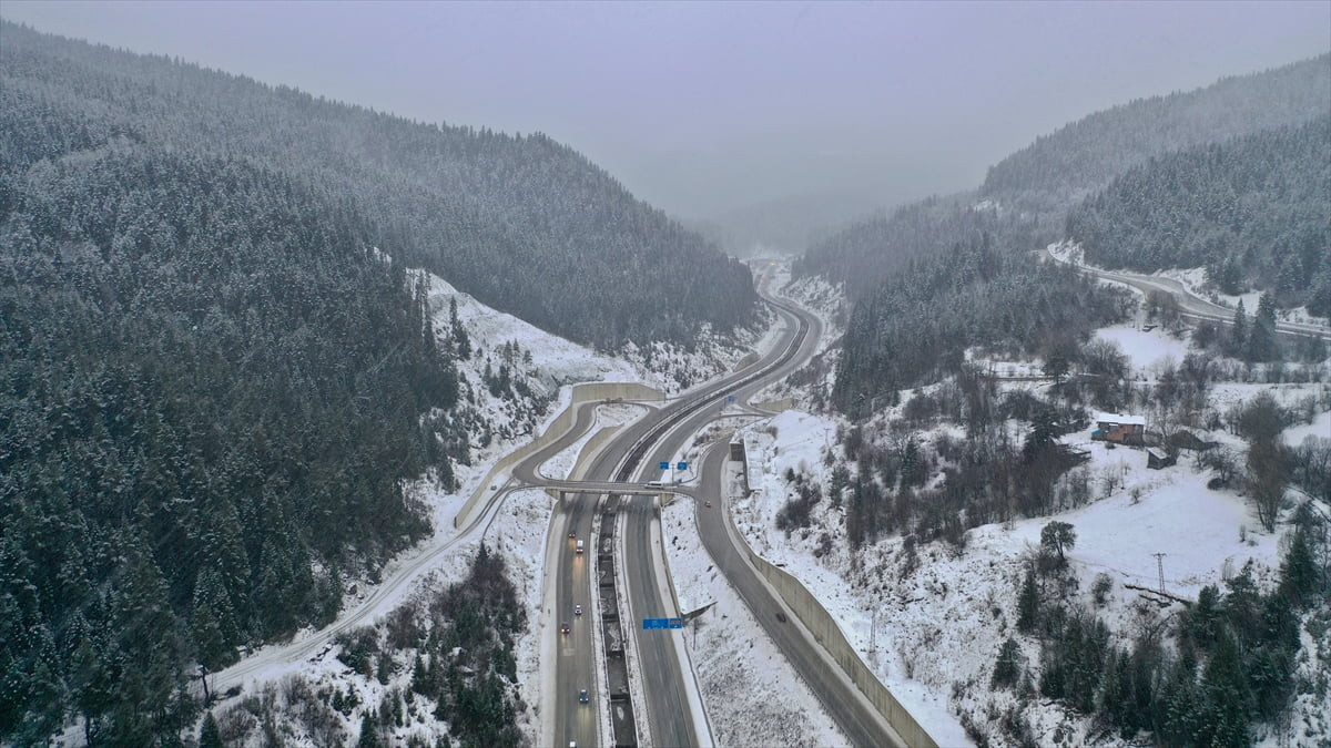 Kastamonu'nun yüksek kesimlerinde kar yağışı ve sis etkili oluyor.