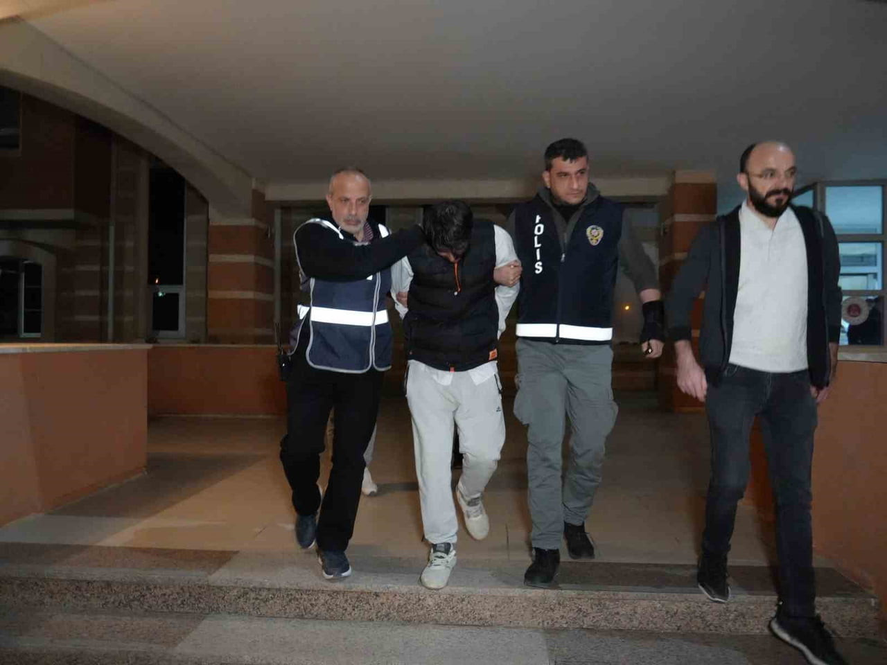 KASTAMONU’DA 8 AYLIK HAMİLE EŞİNİ ÖLDÜRDÜKTEN SONRA YAKLAŞIK 10 GÜN 1,5 YAŞINDAKİ ÇOCUĞUYLA...