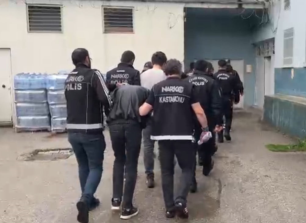 KASTAMONU’DA BAYRAM ÖNCESİNDE 4 FARKLI ADRESE DÜZENLENEN EŞ ZAMANLI OPERASYONDA GÖZALTINA ALINAN 6...