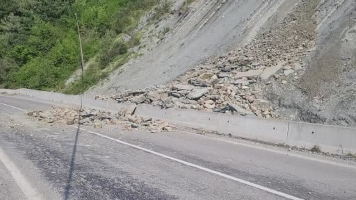 Kastamonu’da heyelan nedeniyle kara yolu ulaşıma kapandı