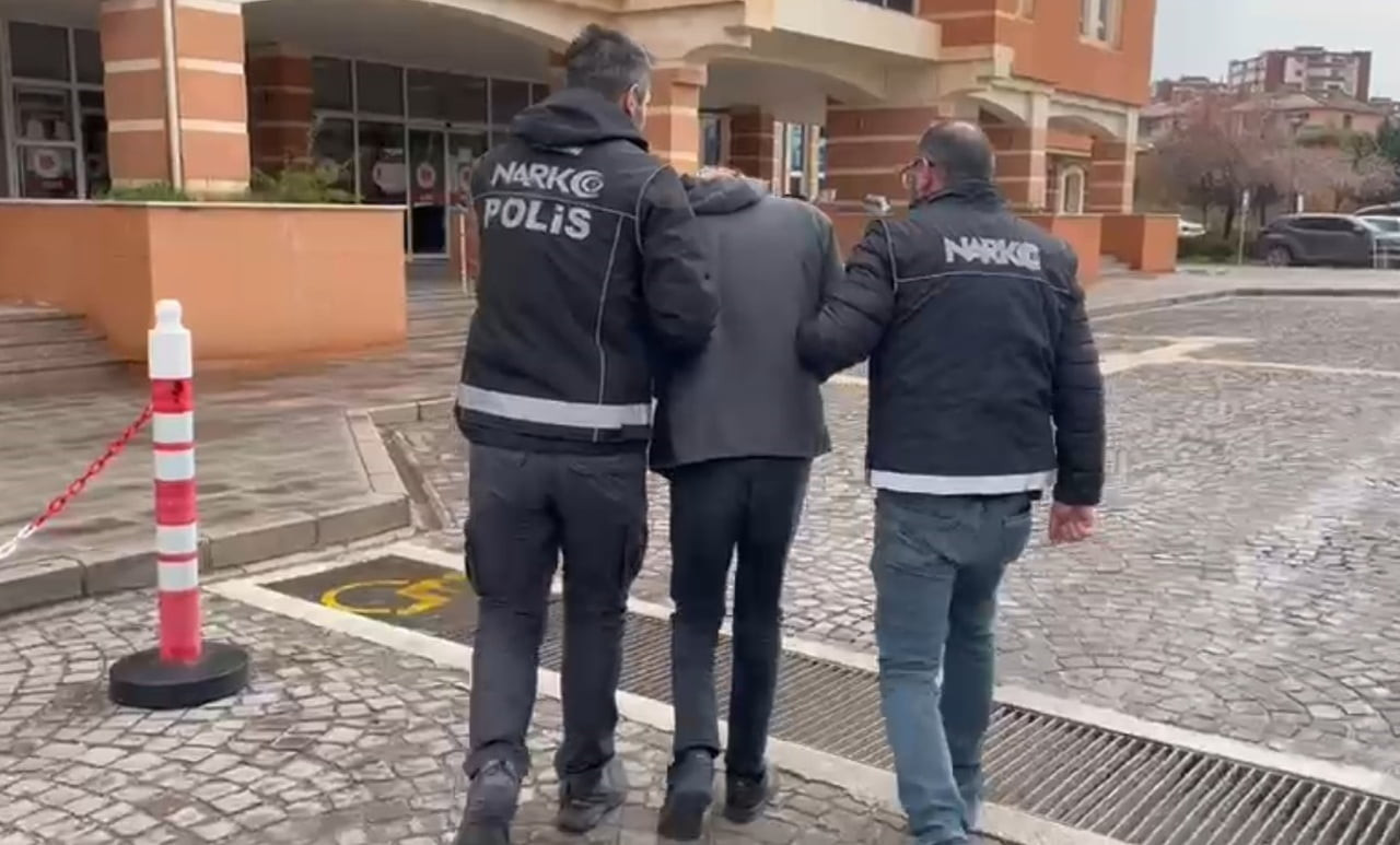 KASTAMONU’DA İL EMNİYET MÜDÜRLÜĞÜ EKİPLERİNCE SOKAK SATICILARINA YÖNELİK GERÇEKLEŞTİRİLEN NARKOTİK...