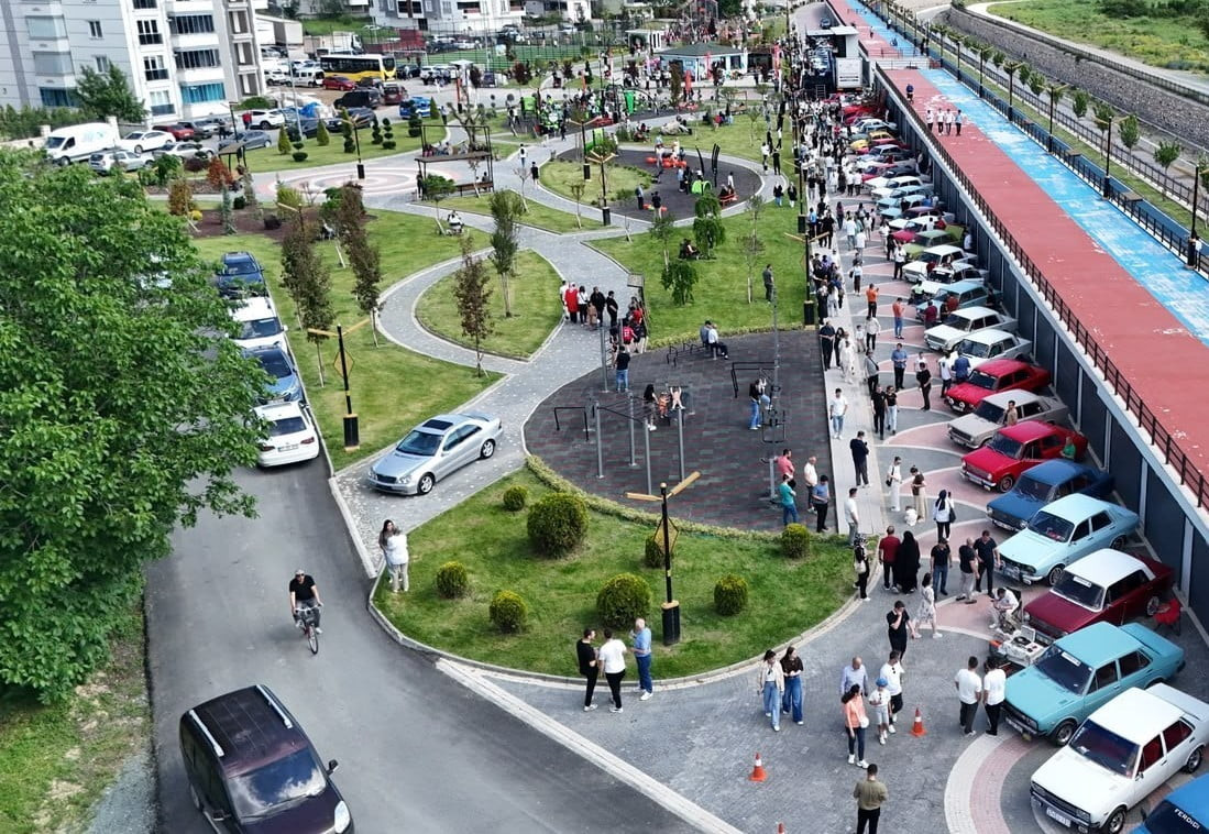 KASTAMONU’DA KLASİK OTOMOBİLLERİN YER ALDIĞI SERGİ, VATANDAŞLARDAN YOĞUN İLGİ GÖRDÜ. VATANDAŞLAR...