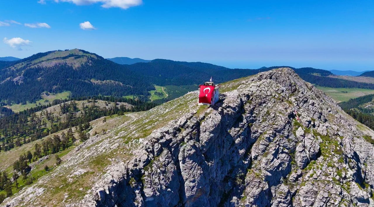KASTAMONU’DA OFF-ROAD KULÜBÜ ÜYELERİ, BİN 850 RAKIMDA BULUNAN YANGIN GÖZETLEME KULESİNİ ZİYARET...