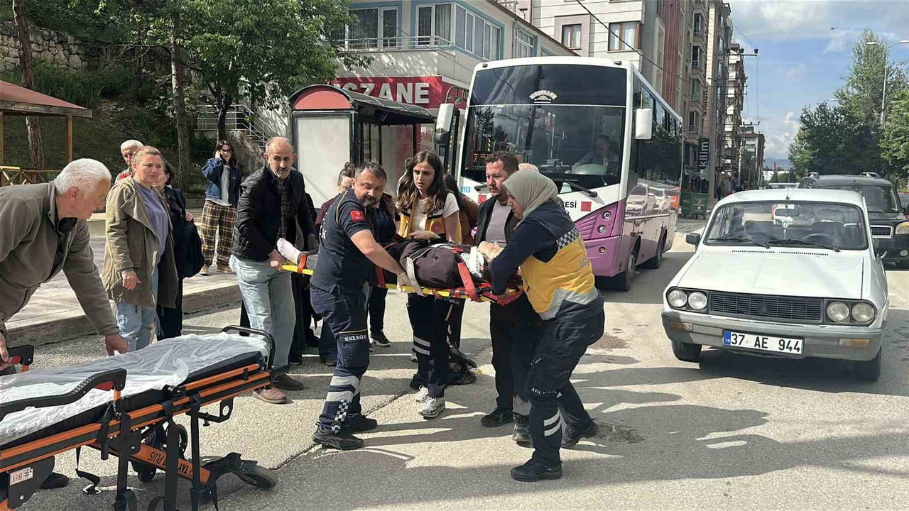 KASTAMONU’DA OTOMOBİLİN ÇARPTIĞI YAYA, SAĞLIK EKİPLERİNCE AMBULANSA BİNDİRİLDİĞİ SIRADA ŞEHADET...