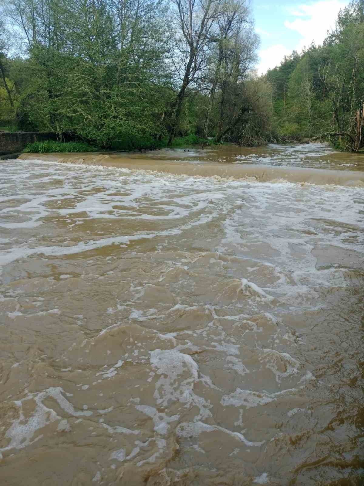 KASTAMONU’DA SON GÜNLERDE ETKİLİ OLAN SAĞANAK YAĞIŞLARIN ARDINDAN 7 İLÇEDEN GEÇEN VE KÜRE DAĞLARI...