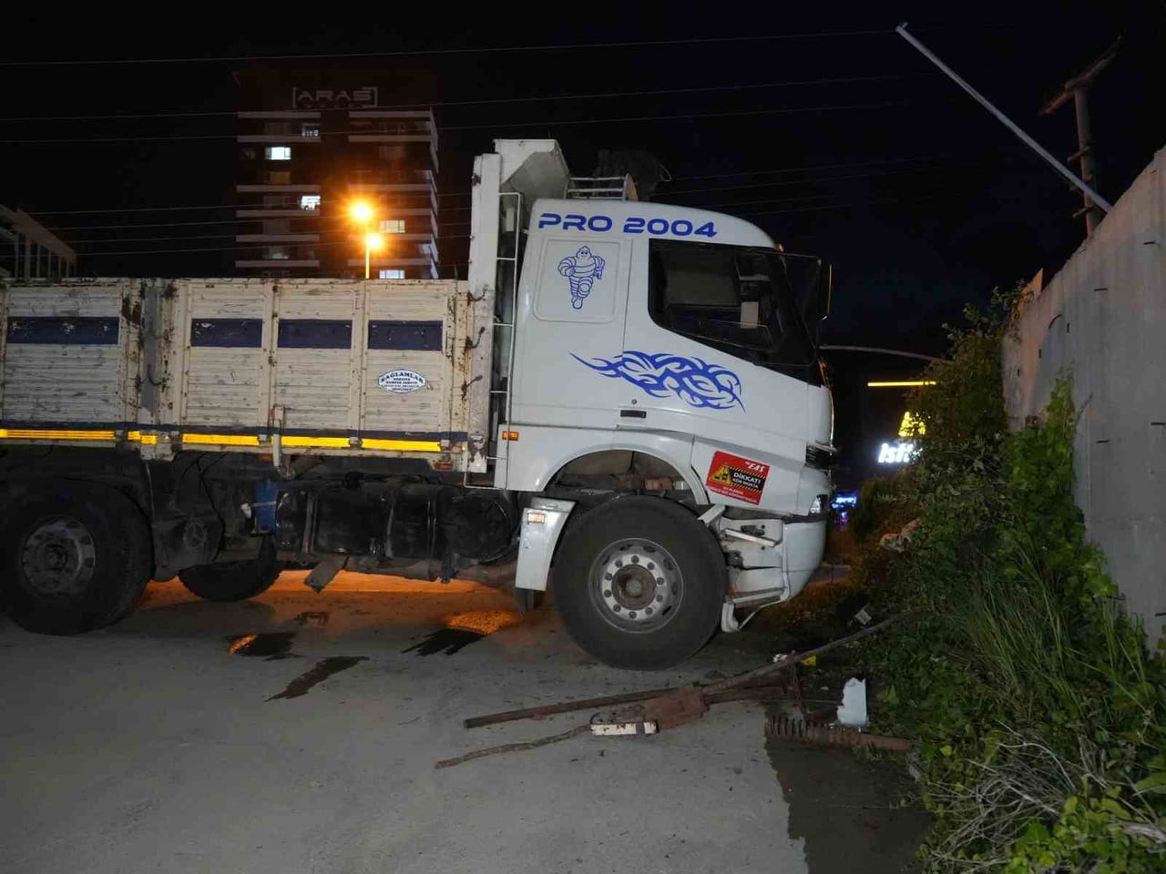 KASTAMONU’DA SÜRÜCÜSÜNÜN DİREKSİYON BAŞINDA RAHATSIZLANMASI ÜZERİNE KONTROLDEN ÇIKAN KAMYON...