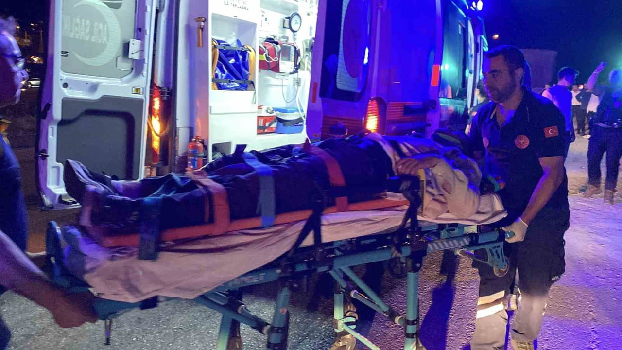 KASTAMONU’DA TOFAŞ-FİAT MARKA OTOMOBİLİN TIRIN DORSESİNE ÇARPMASI NETİCESİNDE MEYDANA GELEN KAZADA...