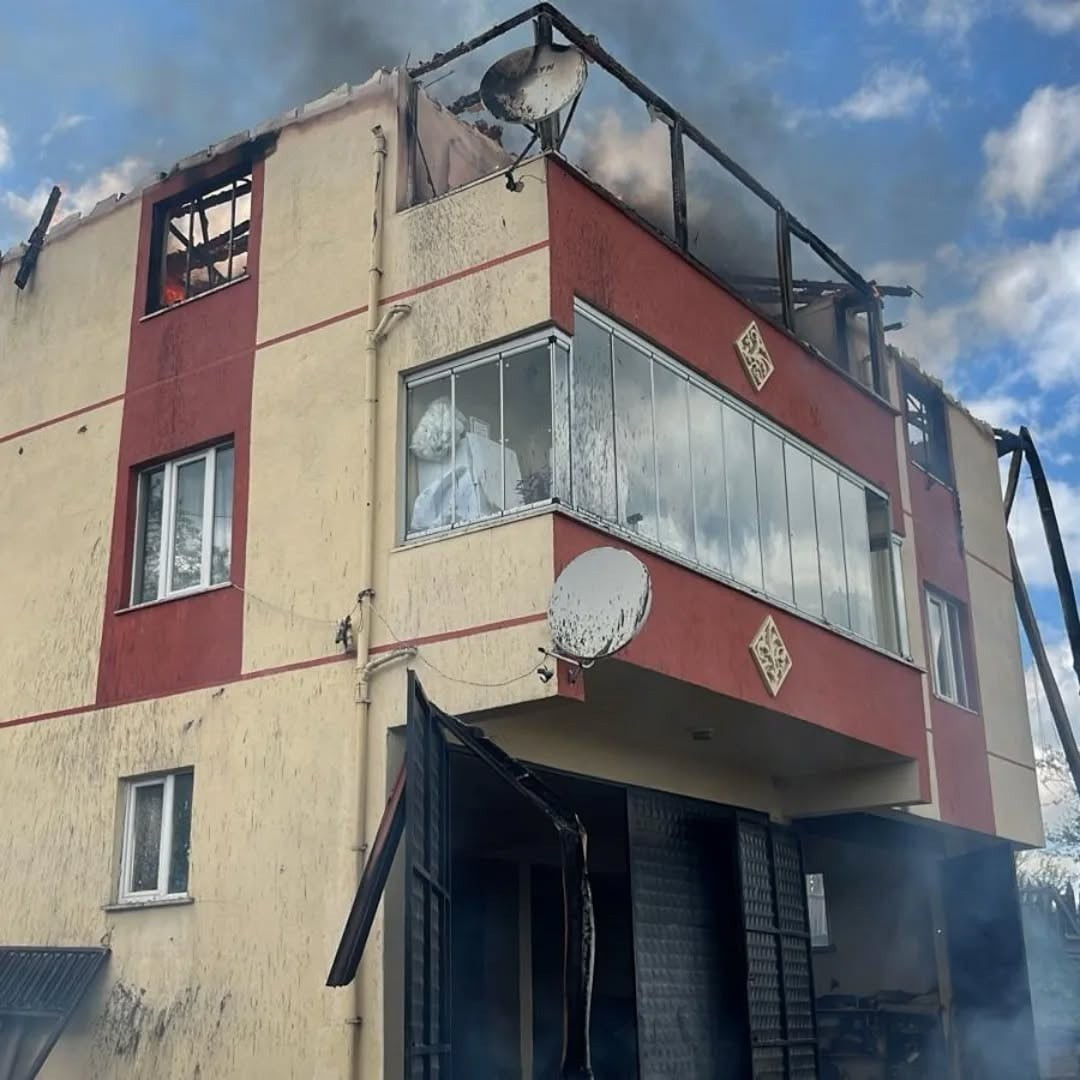 KASTAMONU’DA ÜÇ KATLI BİNANIN ÇATISINDA ÇIKAN YANGIN, İTFAİYE EKİPLERİNCE DİĞER YAPILARA...