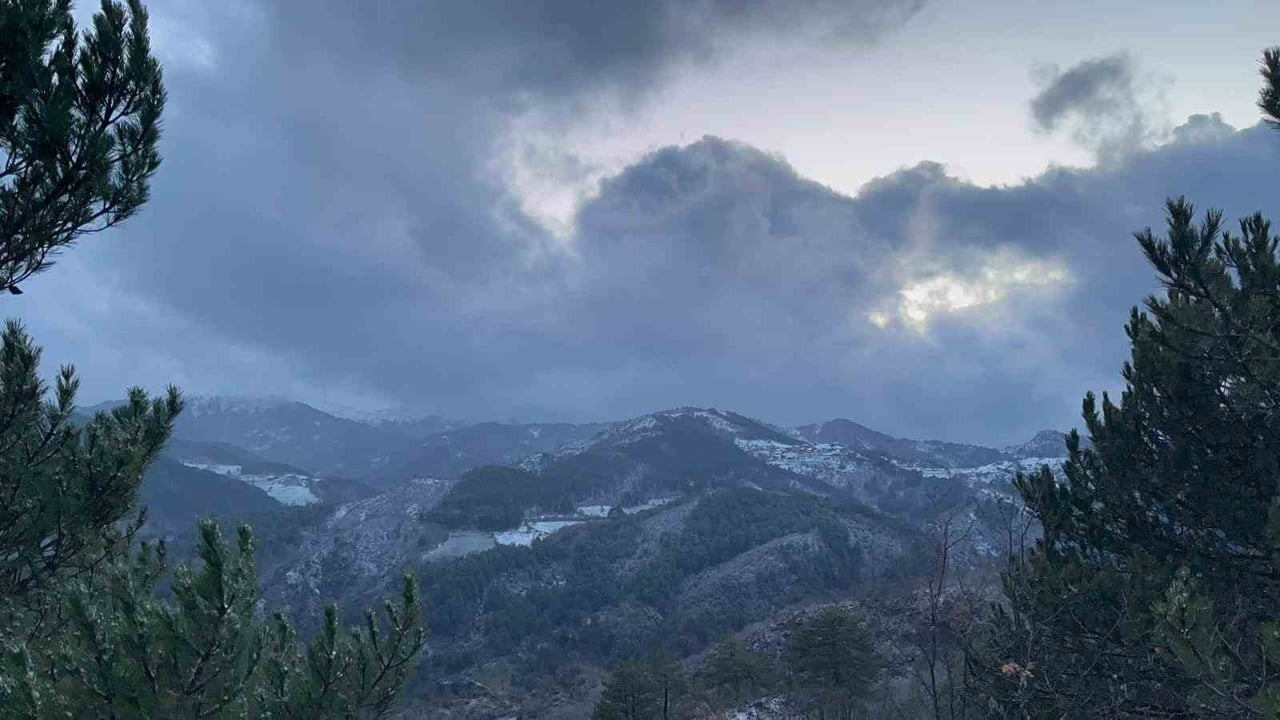 KASTAMONU’DA YÜKSEK RAKIMLI BÖLGELERDE KAR YAĞIŞI ETKİLİ OLMAYA DEVAM EDİYOR.