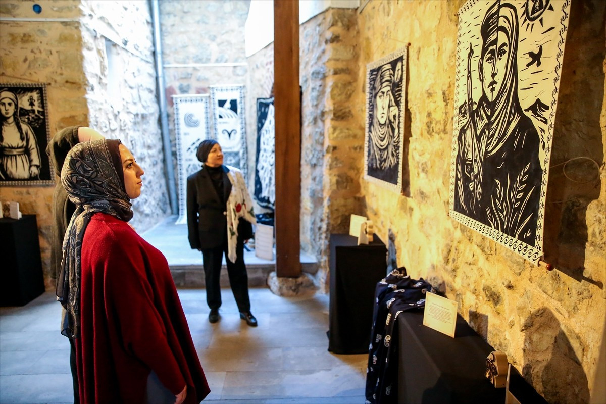 Kastamonulu usta öğretici Hacer Keloğlu, kızı usta öğretici Hilal Özkan ve resim öğretmeni Seda...