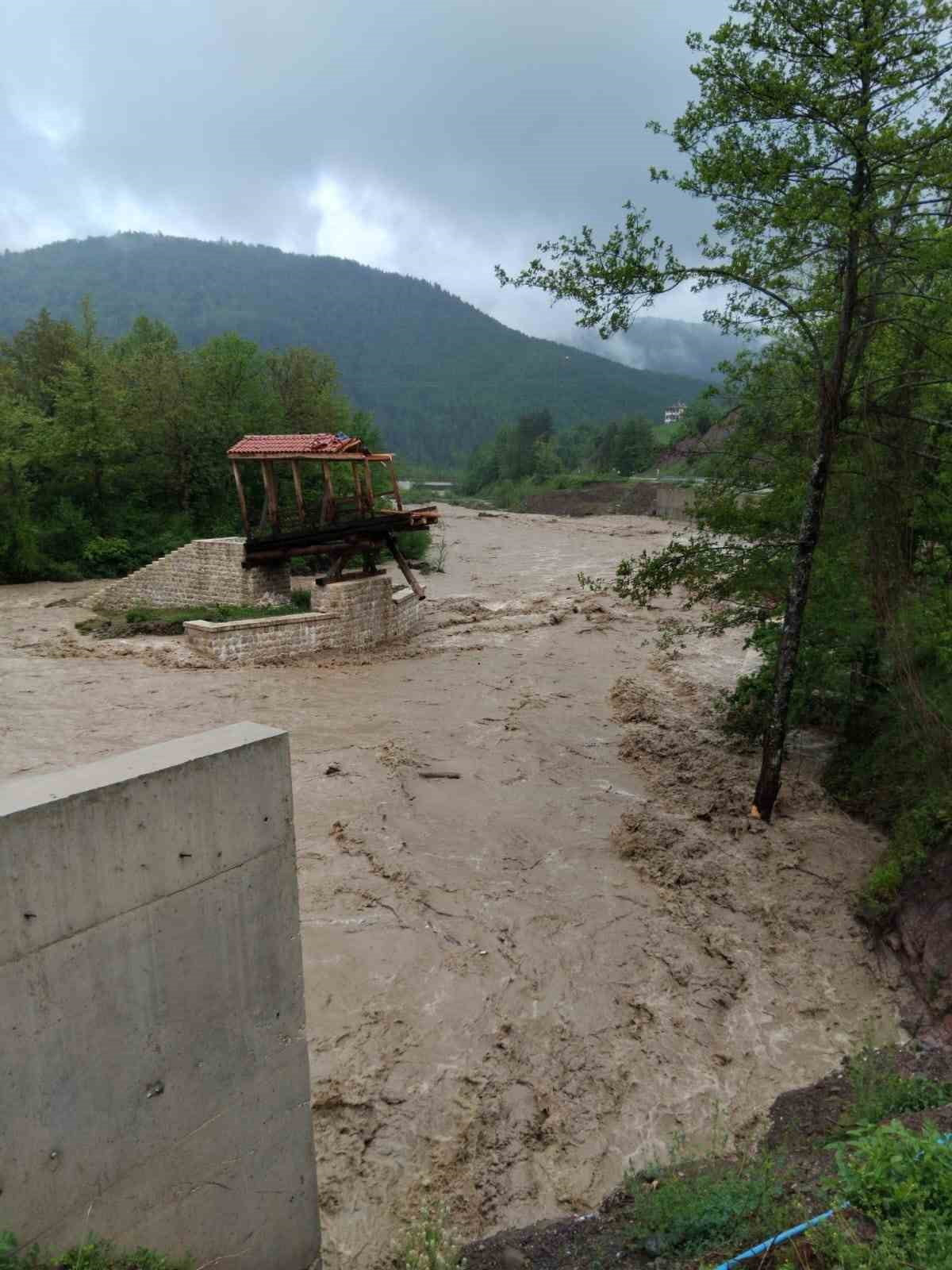 KASTAMONU’NUN AZDAVAY İLÇESİNDE SAĞANAK YAĞIŞ SONRASI ŞEHRİBAN ÇAYI’NIN DEBİSİNİN YÜKSELMESİ...