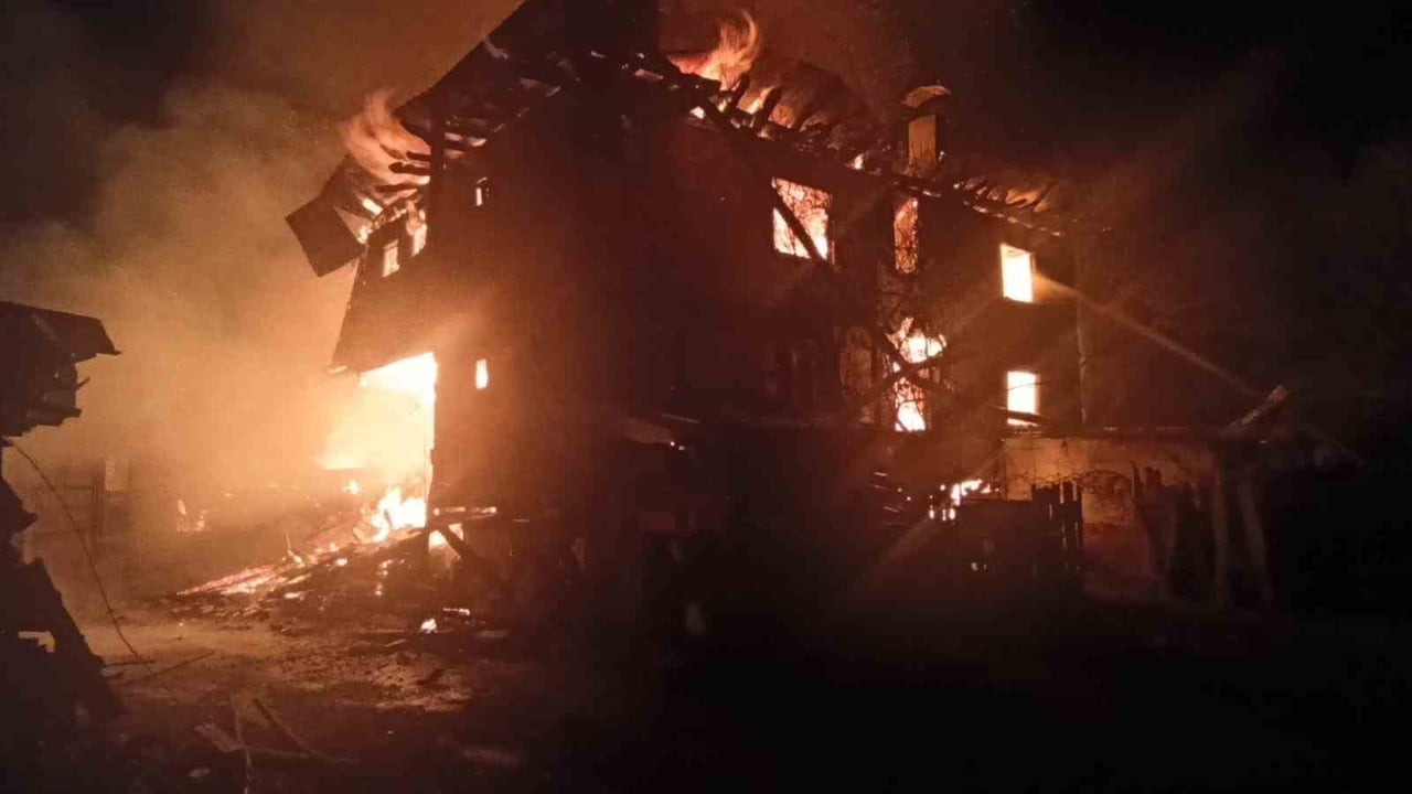 KASTAMONU’NUN DADAY İLÇESİNDE ÇIKAN YANGINDA İKİ KATLI İKİ EV İLE BİRLİKTE AHIR, ODUNLUK VE...