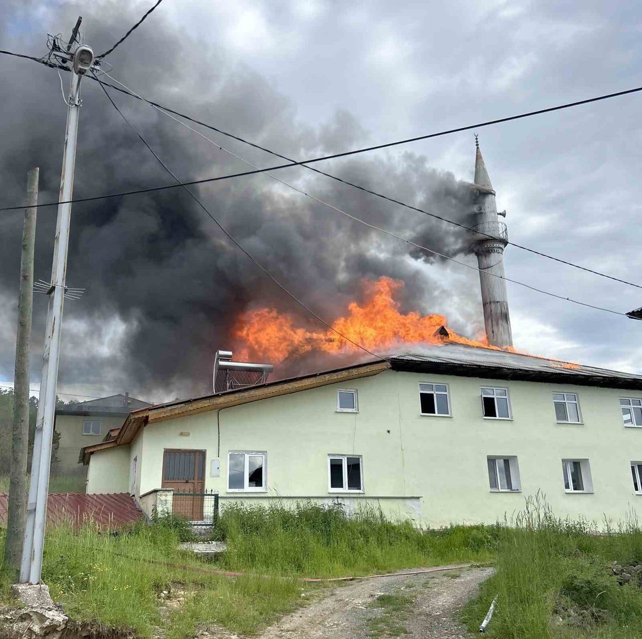 KASTAMONU’NUN DADAY İLÇESİNDE ÇIKAN YANGINDA KÖYÜN CAMİSİ İLE GASİLHANE VE YEMEKHANE TAMAMEN...