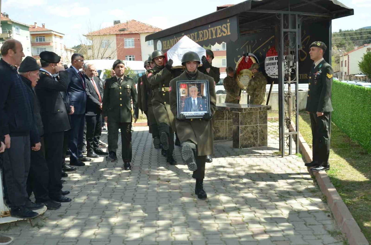 KASTAMONU’NUN HANÖNÜ İLÇESİNDE HAYATINI KAYBEDEN KIBRIS GAZİSİ ŞÜKRÜ KIZIL, DÜZENLENEN ASKERİ...