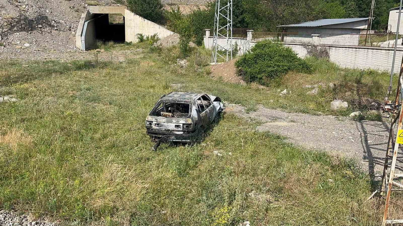 KASTAMONU’NUN İHSANGAZİ İLÇESİNDE KAMYONETLE ÇARPIŞAN OTOMOBİLDE ÇIKAN YANGIN İTFAİYE EKİPLERİ...