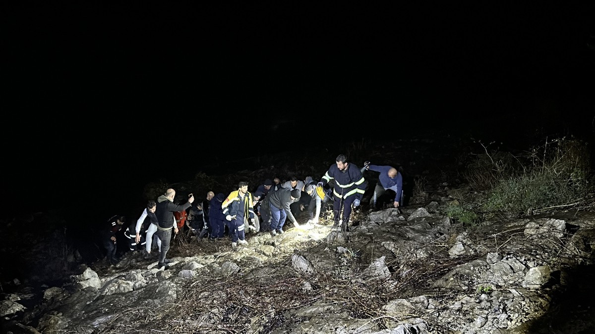 Kastamonu’nun İnebolu ilçesinde uçurumdan deniz kenarına düşen otomobilin sürücüsü...