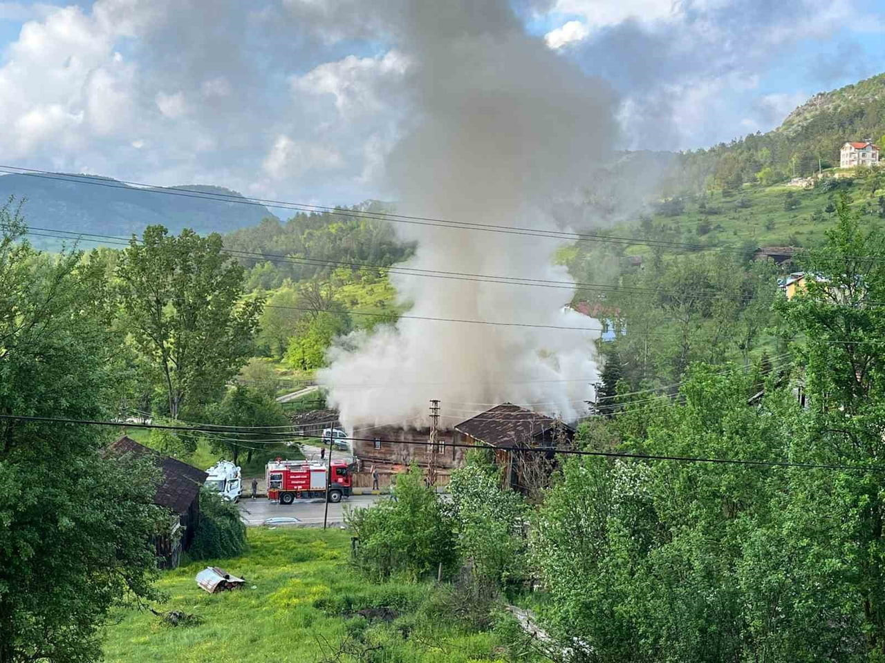 KASTAMONU’NUN PINARBAŞI İLÇESİNDE 250 YILLIK TARİHİ PAŞA KONAĞI, ÇIKAN YANGINDA HASAR...
