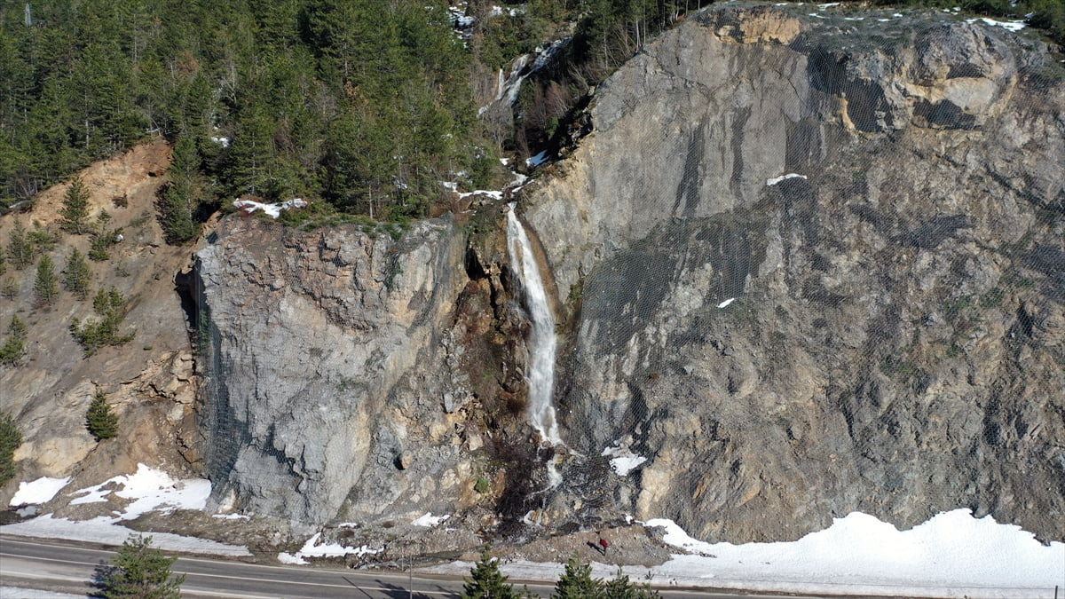 Kastamonu’nun Şenpazar ilçesinde, karın erimesiyle oluşan ve bölge halkının “kar şelalesi” adını...