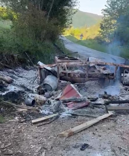 KASTAMONU’NUN TAŞKÖPRÜ İLÇESİNDE ÇIKAN YANGINDA PARK HALİNDEKİ KARAVAN İLE İŞ MAKİNESİ...