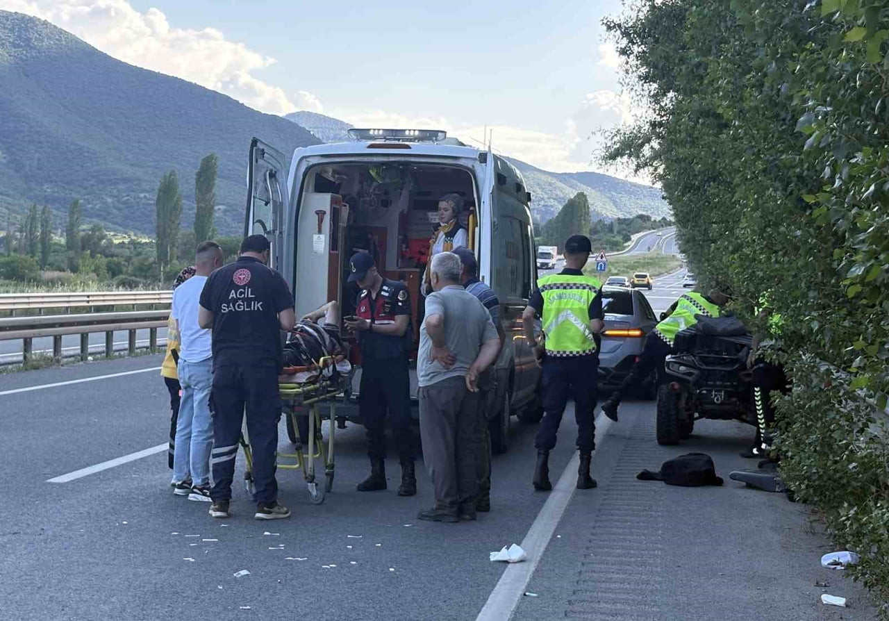 KASTAMONU’NUN TOSYA İLÇESİ D100 KARAYOLUNDA BARİYERLERE ÇARPAN ATV’NİN SÜRÜCÜSÜ...