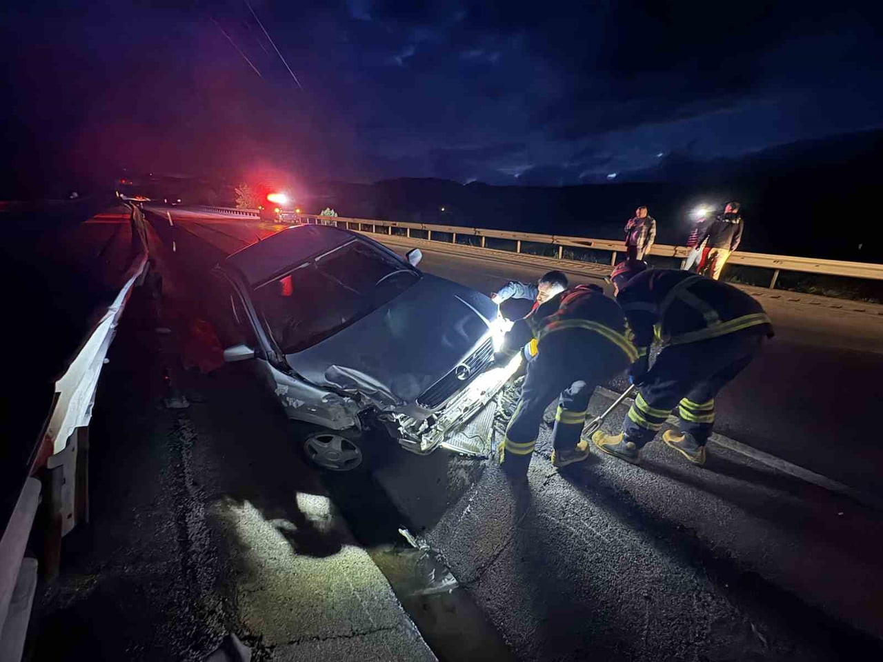 KASTAMONU’NUN TOSYA İLÇESİ D100 KARAYOLUNDA OTOMOBİLİN BARİYERLERE ÇARPMASI NETİCESİNDE MEYDANA...