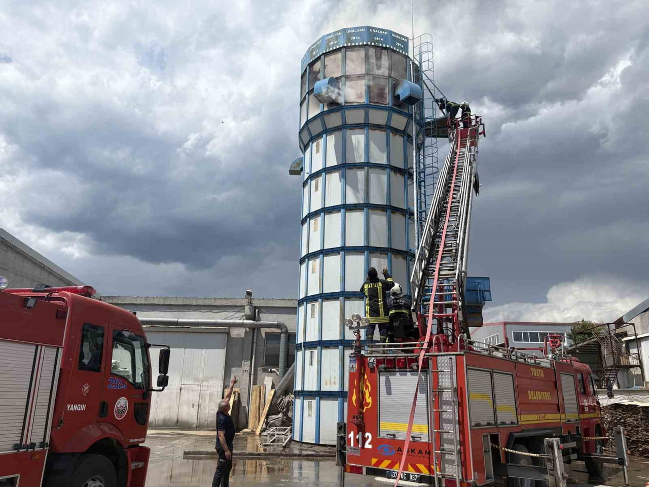 KASTAMONU’NUN TOSYA İLÇESİNDE AHŞAP KAPI ÜZERİNE FAALİYET GÖSTEREN FABRİKANIN TALAŞ SİLOSUNDA...