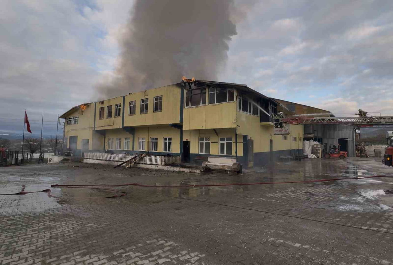KASTAMONU’NUN TOSYA İLÇESİNDE ÇIKAN FABRİKA YANGINI EKİPLERİN MÜDAHALESİYLE KONTROL ALTINA...