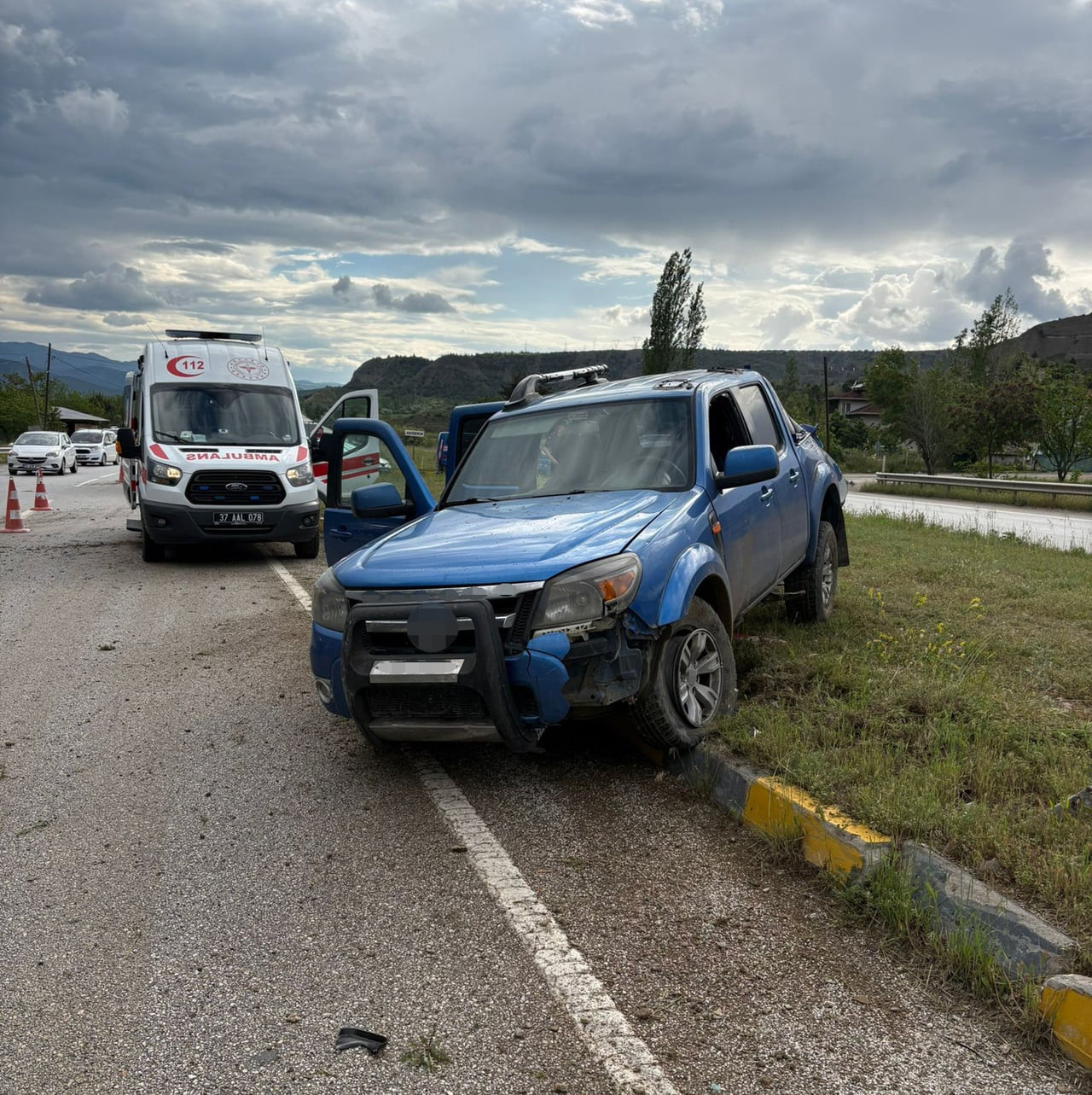 KASTAMONU’NUN TOSYA İLÇESİNDE KONTROLDEN ÇIKAN KAMYONET, REFÜJDE TAKLA ATTI. KAZADA ARAÇTA BULUNAN...