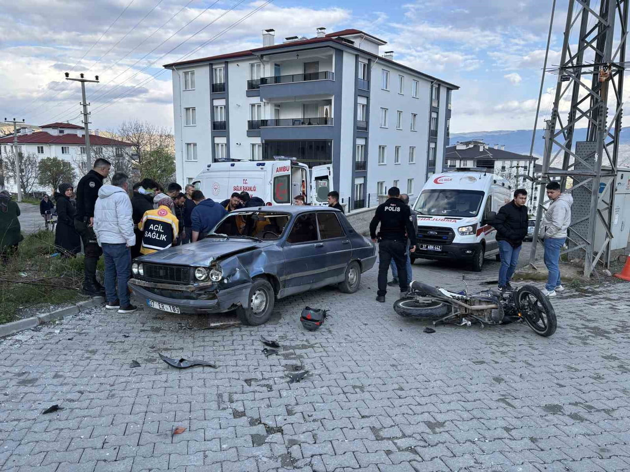 KASTAMONU’NUN TOSYA İLÇESİNDE MOTOSİKLET İLE OTOMOBİLİN ÇARPIŞMASI NETİCESİNDE 3 KİŞİ...