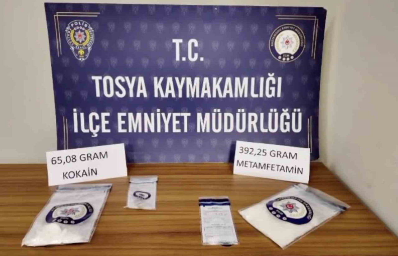 KASTAMONU’NUN TOSYA İLÇESİNDE POLİS EKİPLERİNCE DURDURULAN BİR ARAÇTA YAPILAN ARAMADA 393,38 GRAM...