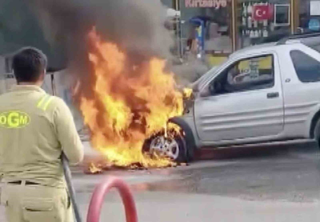KASTAMONU’NUN TOSYA İLÇESİNDE SEYİR HALİNDEKİ CİP, MOTOR AKSAMINDAN ÇIKAN YANGIN SEBEBİYLE...