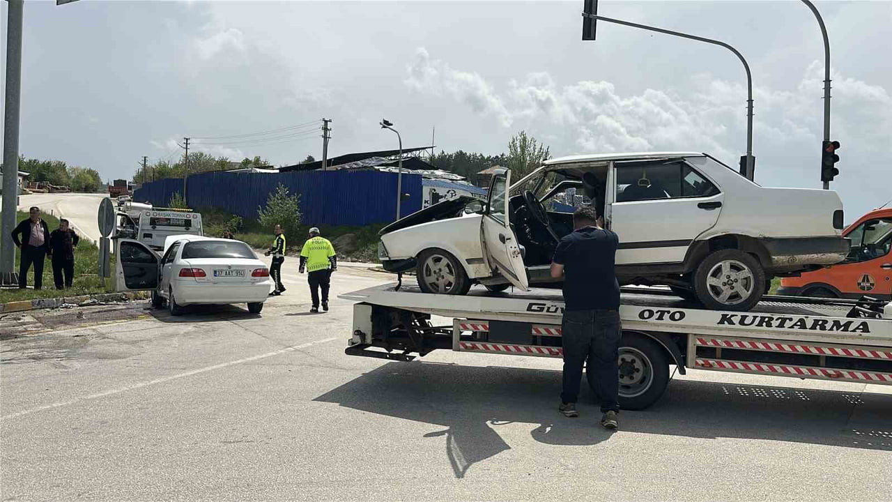KASTAMONU’NUN TOSYA IŞIKLI KAVŞAĞINDA İKİ OTOMOBİLİN ÇARPIŞMASI SONUCU MEYDANA GELEN KAZADA...