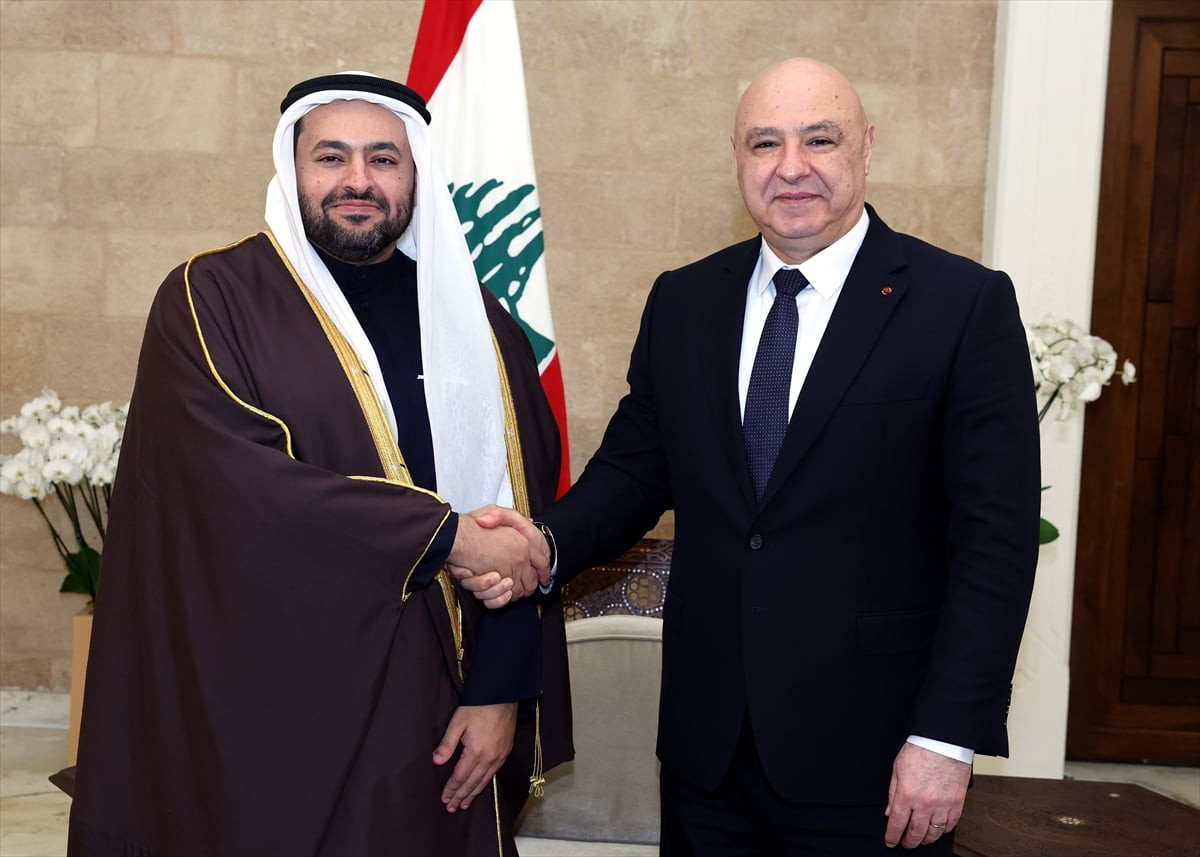 Katar Dışişleri Bakanlığından Sorumlu Devlet Bakanı Muhammed bin Abdulaziz el-Halifi (solda)...