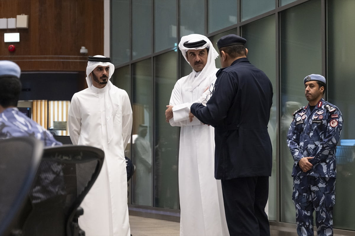 Katar Emiri Şeyh Temim bin Hamed Al Sani (ortada), Katar İçişleri Bakanlığına bağlı Ulusal Komuta...