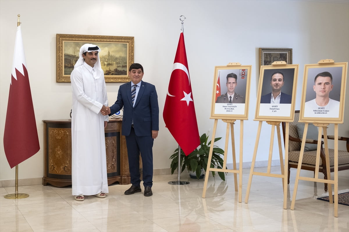 Katar Emiri Şeyh Temim bin Hamed Al Sani (solda), Katar'da Türk-Katar Ortak Kuvvet Komutanlığı...