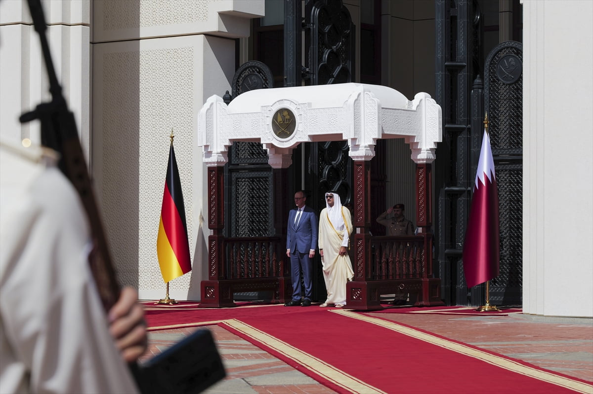 Katar'ı ziyaret eden Almanya Başbakanı Friedrich Merz (solda), başkent Doha'da Katar Emiri Şeyh...