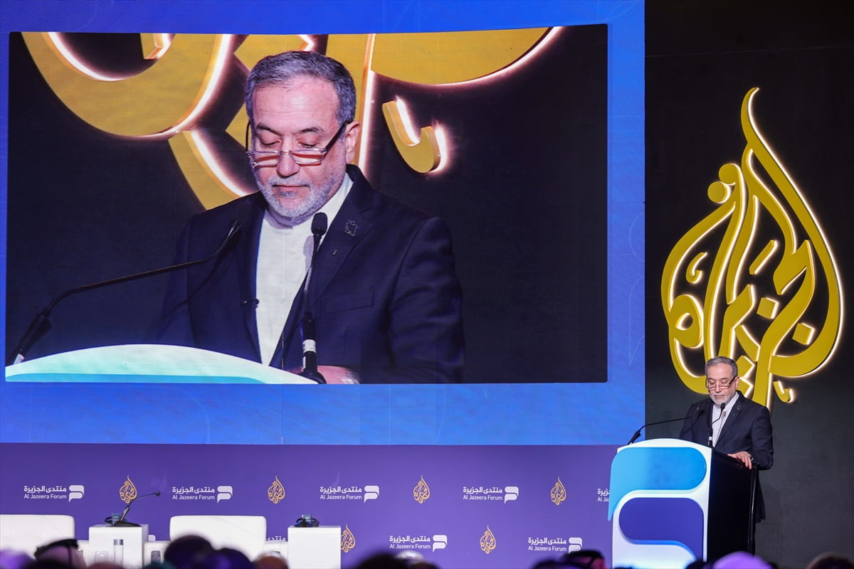 Katar'ın başkenti Doha'da düzenlenen 17. El Cezire Forumu'na katılan İran Dışişleri Bakanı Abbas...