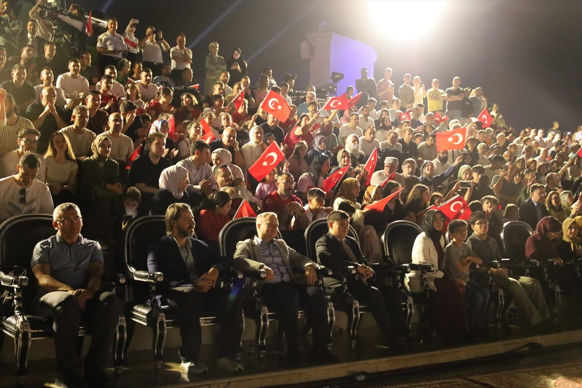 Katar'ın başkenti Doha'daki Katara Kültür Köyü'nde düzenlenen mehter yürüyüşü ve bando konseri...