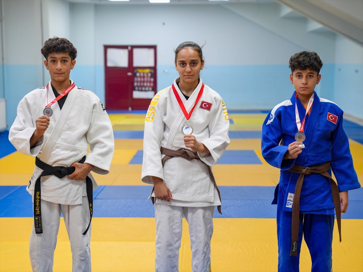 Katıldıkları müsabakalarda çeşitli dereceler elde eden milli judocular Dicle Başarı (ortada), Amed...