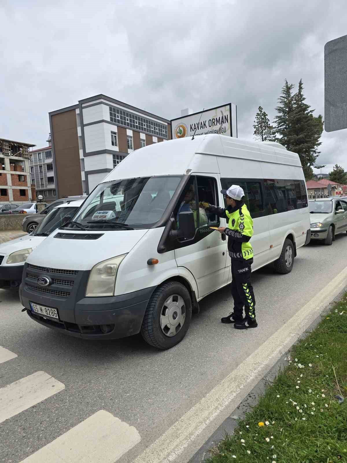 KAVAK İLÇE EMNİYET MÜDÜRLÜĞÜ'NE BAĞLI TRAFİK EKİPLERİ, İLÇE GENELİNDE VATANDAŞLARA YÖNELİK...