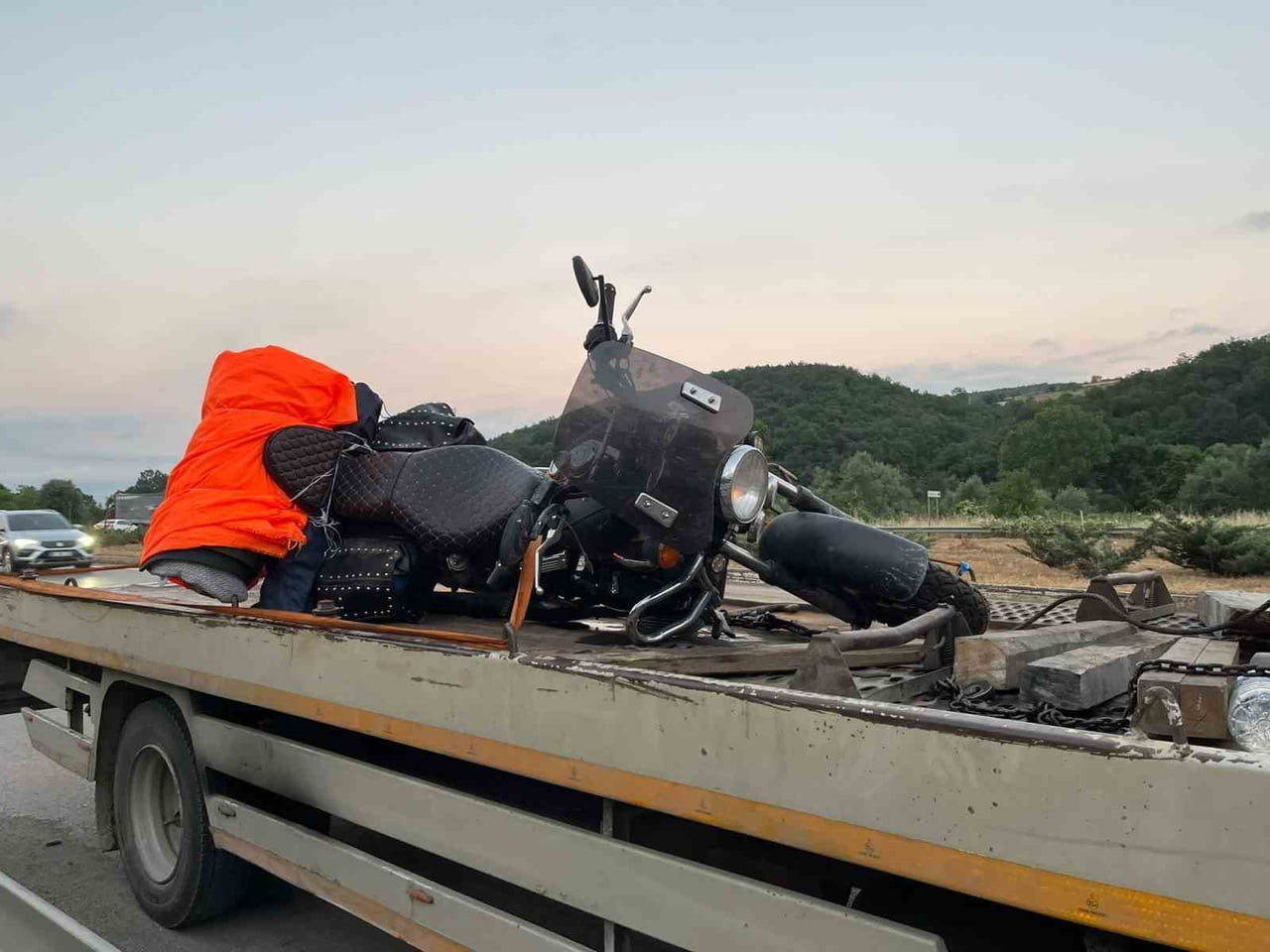 KAVAK'TA MOTOSİKLET KAZASI: KÖPEĞE ÇARPAN SÜRÜCÜ VE YOLCU YARALANDI