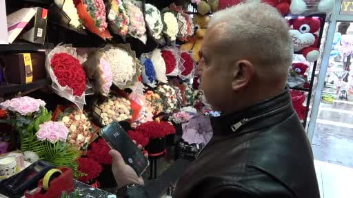 Kavga diye geldiler, çiçeklerle karşılandılar