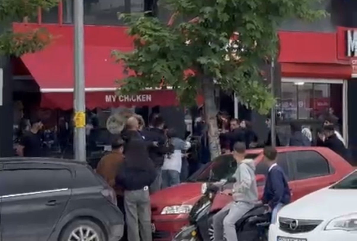 KAVGA, HOŞNUDİYE MAHALLESİ CENGİZ TOPEL CADDESİ ÜZERİNDE MEYDANA GELDİ. CADDE ÜZERİNDE 2 GRUP...
