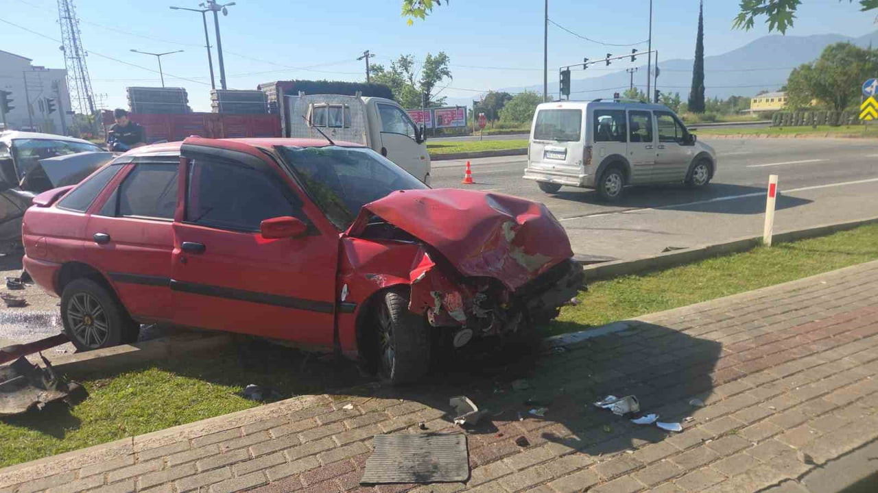 KAVŞAKTA 4 ARAÇ BİRBİRİNE GİRDİ 1 ÖLÜ 4 YARALI