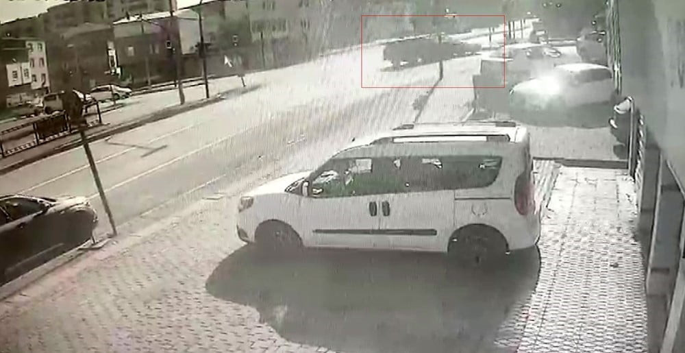 KAVŞAKTA KIRMIZI IŞIK KAZASI KAMERAYA YANSIDI