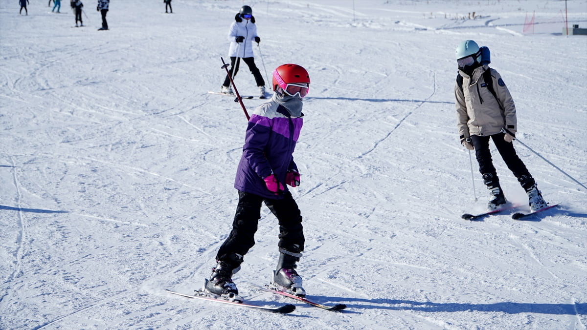 Kayak sezonunu 18 Aralık'ta açan İç Anadolu'nun en yüksek dağı Erciyes, 23 günde 550 bin yerli ve...