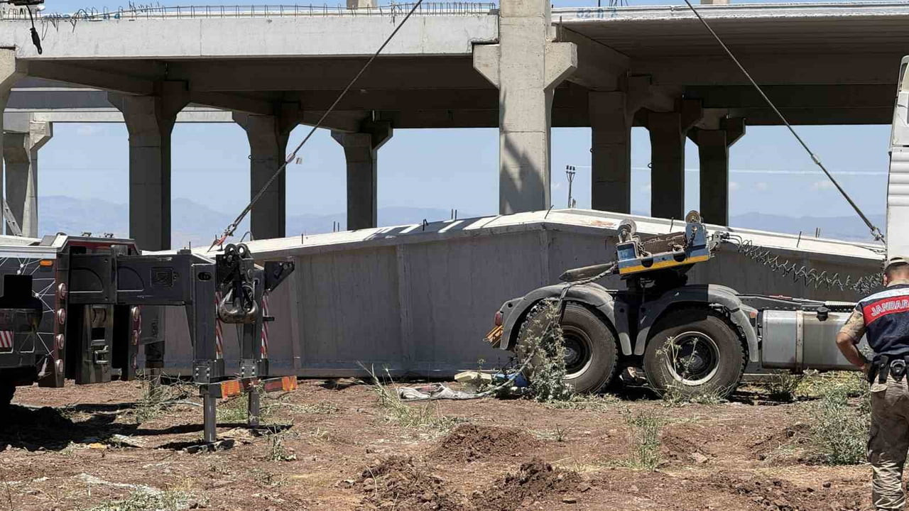 KAYAPINAR İLÇESİNDE YERE BIRAKTIKLARI YAKLAŞIK 15 TONLUK BETON BLOK ALTINDA KALAN İŞÇİLERDEN BİRİ...